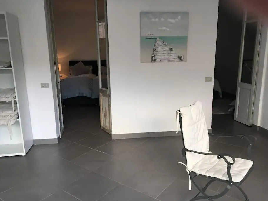 Hébergement de vacances Beautiful Villa With Private Access To The Lake. Limonta Italie