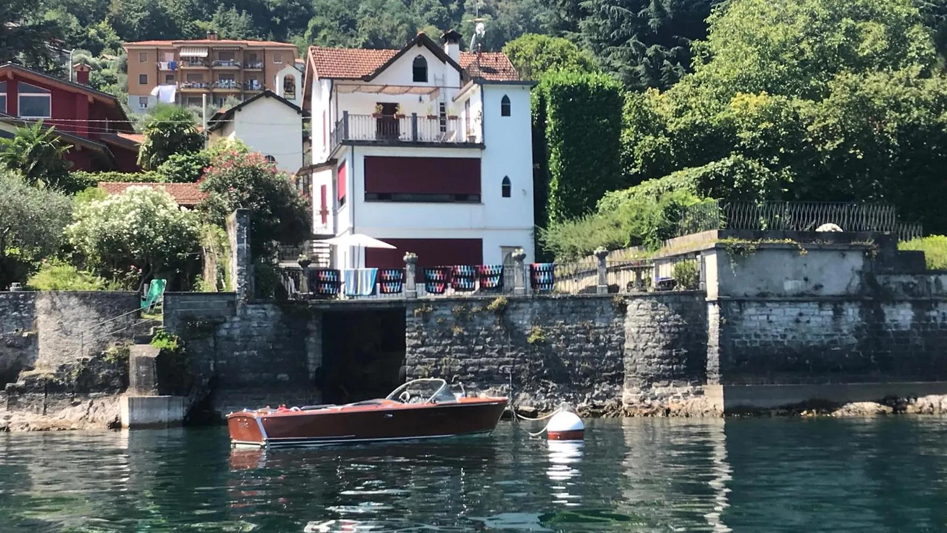 Beautiful Villa With Private Access To The Lake. Limonta